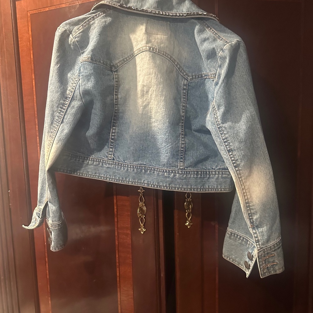 CROPPED JEAN JACKET TRiM With RHINESTONE